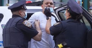 NY: Dominicano celoso deja mujer en estado crítico tras golpearla con hierro