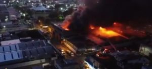 Incendio causa gran alarma en barrio céntrico de SD en plena madrugada