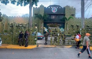 SFM: Reclusos se amotinan, asesinan reo a balazos y toman varios rehenes