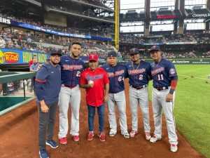 El Torito realiza lance de la primera bola en partido entre Mellizos y Texas