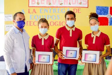 Ministerio de Educación entrega 17,873 equipos tecnológicos en Samaná Ministerio de Educación entrega 17,873 equipos tecnológicos en Samaná