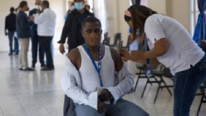 Dominicanos acuden a tomar la tercera dosis con dudas eficacia de Sinovac