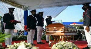 HAITI: Tras un accidentado inicio de funerales, inhuman restos de Moise