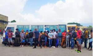 AZUA: Detuvieron 74 haitianos y choferes que los transportaban