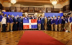 Abinader entrega bandera delegación de la RD que irá a Juegos Olímpicos  