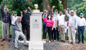 Alianza País rinde homenaje a Yolanda Guzmán y restaura su monumento