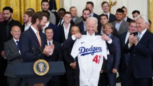 Dodgers se convierten en los primeros campeones en visitar presidente Biden