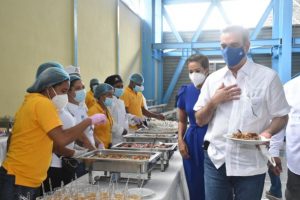 Comedores Económicos sirve comida a decenas de familias ´pobres de Cotuí