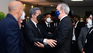 Abinader y principales funcionarios dan pésame a expresidente Fernández