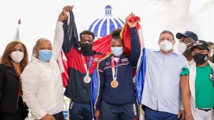 Autoridades dan recibimiento de héroes a sus pesistas olímpicos en Tokio 2020