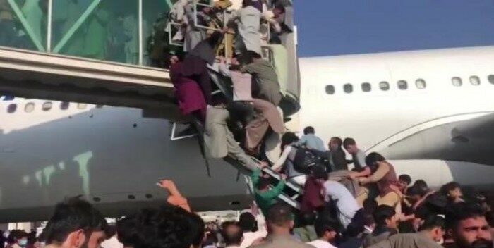 AFGANISTAN: Siete muertos en caos en aeropuerto de Kabul imagen