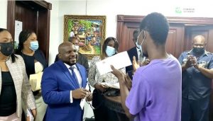 Embajada de Haití entrega pasaportes visados a estudiantes haitianos en RD