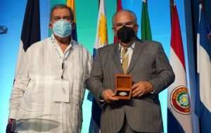 Congreso de Infectología reconoció los aportes del médico Feris Iglesias