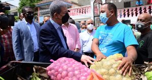 SANTIAGO: Leonel visita pollera y consulta vendedores informales