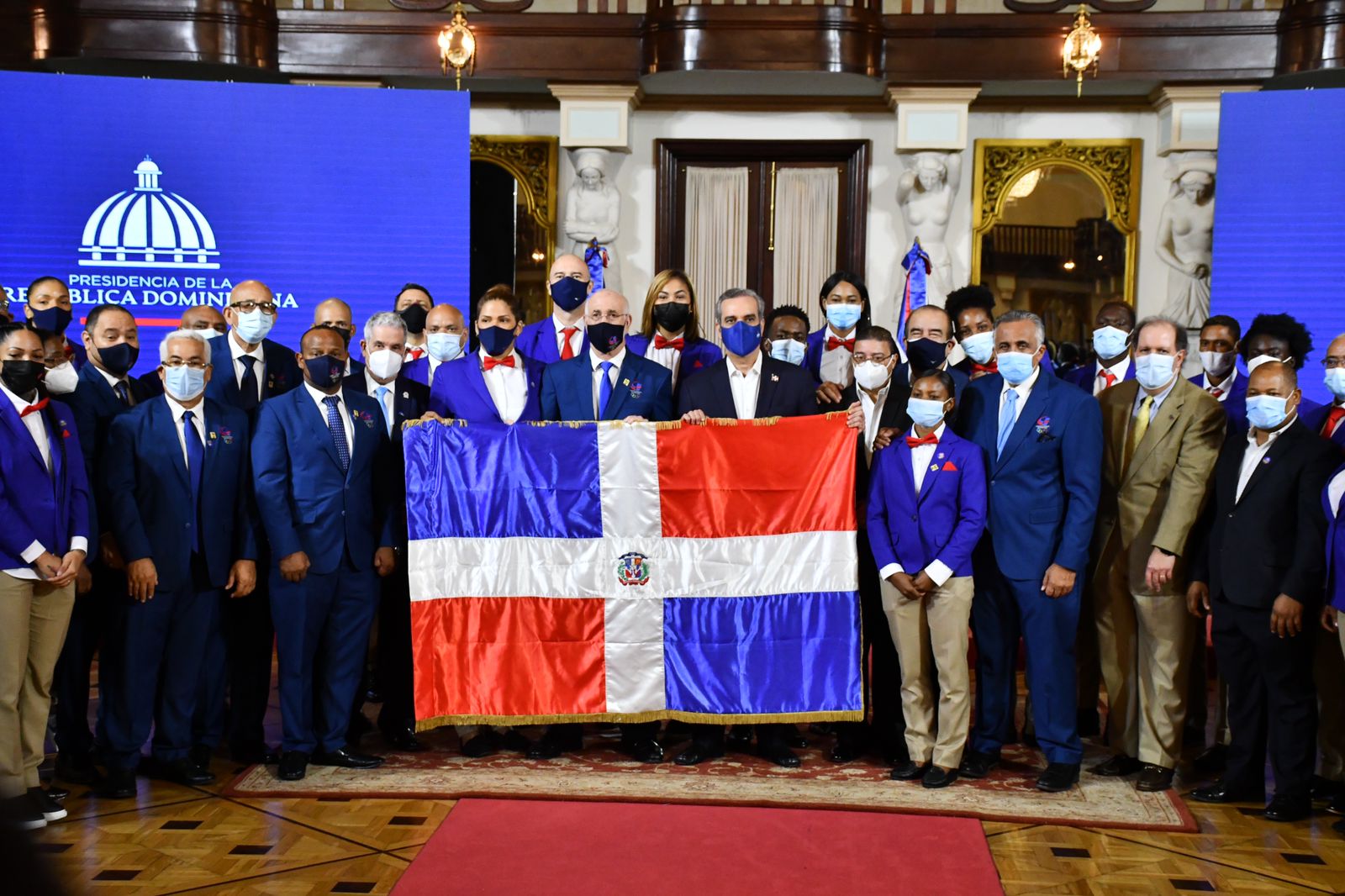Abinader entrega mas de $32 MM atletas medallistas de Tokio 2020 imagen