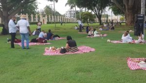 Familias de Santo Domingo disfrutan  picnic en jardines del Palacio Nacional