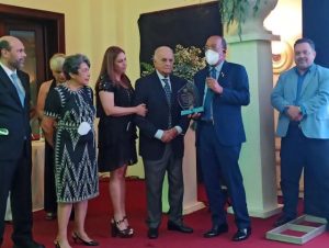 SAN CRISTOBAL: Clínica reconoce a médicos y profesionales salud