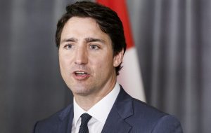 Trudeau insta «elegir Canadá» en compras tras aranceles de Trump