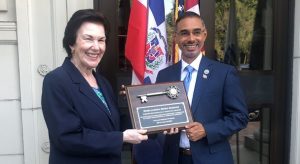 EEUU: Embajadora dominicana recibe la llave de la ciudad de Lawrence