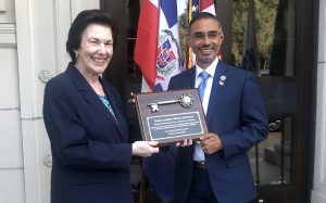 LAWRENCE: Embajadora dominicana en EE.UU. recibe la llave de la ciudad