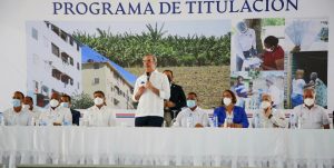 Abinader entrega 985 certificados de títulos de propiedad en Nigua