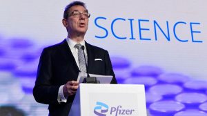 Pfizer prevé regreso vida normal en «un año» gracias a las vacunas