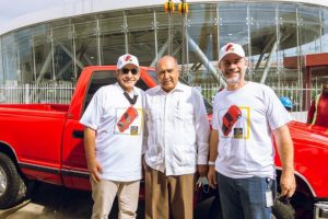 Reinstalan “Camioneta Roja” en edificio Santo Domingo Motors
