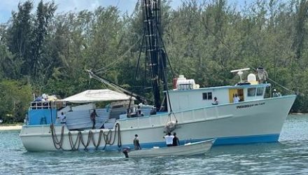 Rescatan a 25 pescadores iban en barco naufragó cerca isla Beata Rescatan a 25 pescadores iban en barco naufragó cerca isla Beata