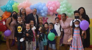 NY: Pastor dominicano y esposa regalan útiles escolares a niños