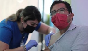 EEUU: FDA rechazó tercera dosis vacuna Pfizer en menores de 65