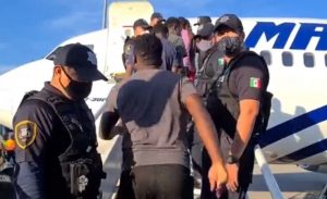 México envía a Haití segundo vuelo con migrantes repatriados