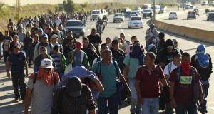 México sin poder detener nueva caravana de migrantes hacia EU