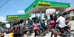 Anuncian reanudación de venta de combustible en Haití