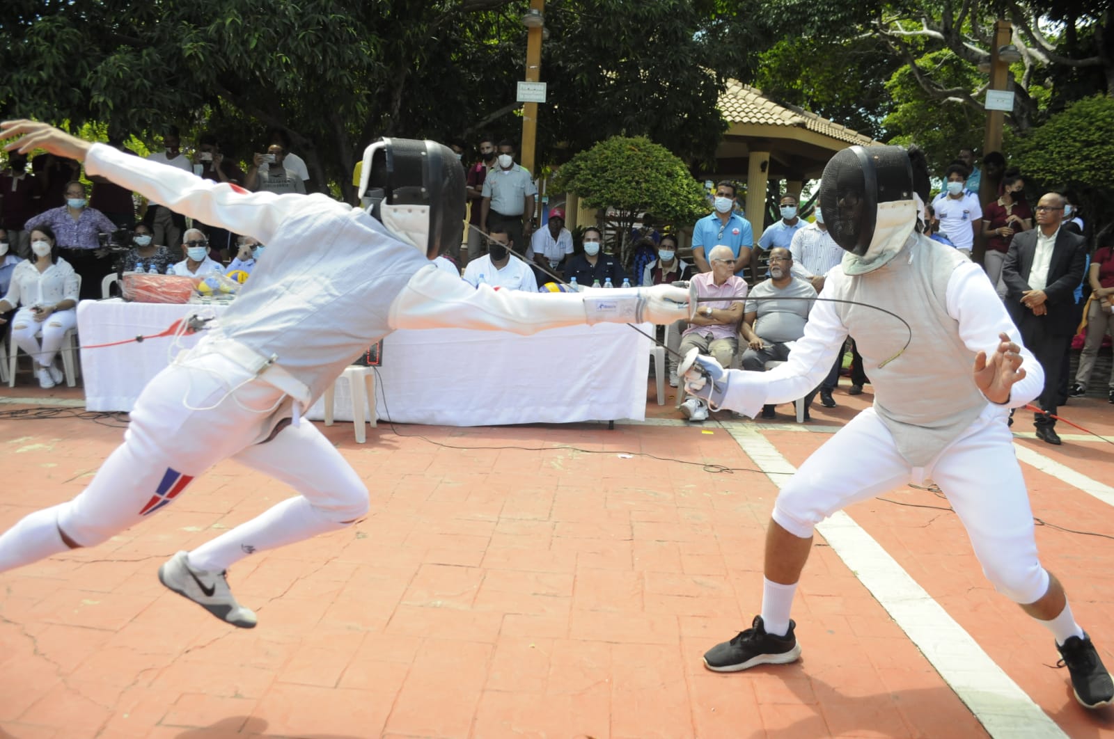 Esgrima celebra exhibición con decenas de niños en Cabrera imagen