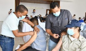 240 mil vacunas fueron aplicadas en la RD el lunes y martes últimos