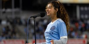 Dominicana interpreta el himno de EU en el Yankee Stadium