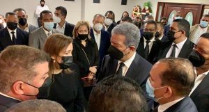 Leonel y Danilo acuden funeraria dar pésame a familia de Reinaldo