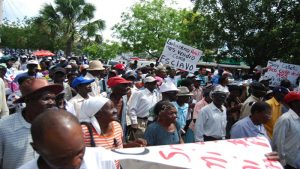 Cientos obreros haitianos exigen  residencia permanente en la RD
