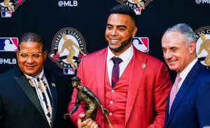 Dominicano Nelson Cruz recibe premio humanitario de las GL