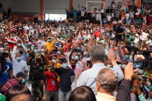 Leonel juramenta a 2,924 nuevos miembros Fuerza Pueblo en SC