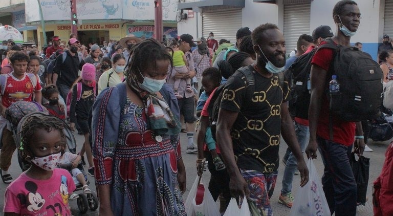 Miles migrantes inician caravana desde frontera sur de México imagen