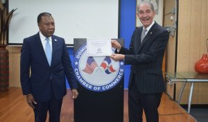 Ministro visita presidente Cámara Comercio Dominico Americana