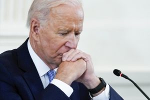 Biden ordena Gobierno duplique compra pastillas contra covid-19