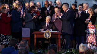 EEUU: Presidente Biden firma ley infraestructura de US$1.2 billones imagen