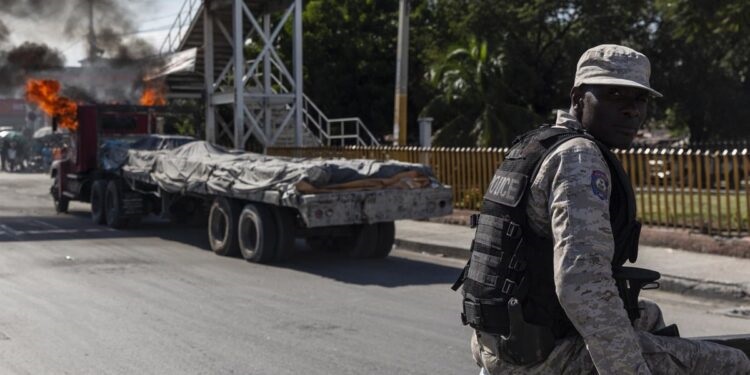 HAITI: Bandas secuestran cuatro transportistas, saquean hospital imagen