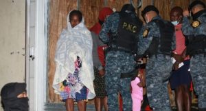 GUATEMALA: Halla 54 haitianos en un contenedor rumbo a México