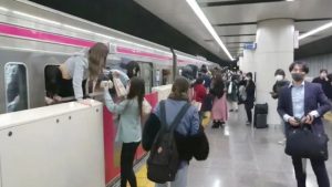JAPON: Hombre disfrazado hiere 17 pasajeros en un tren de Tokio