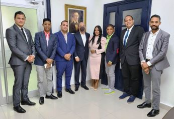 Danilo Medina juramenta en el PLD un grupo de profesionales Danilo Medina juramenta en el PLD un grupo de profesionales
