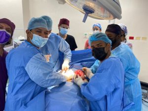 Academia Cirugía Plástica opera pacientes de hipertrofia mamaria 