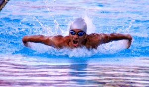 Dominicanos ganan oro en inicio Invitacional Natación Club Naco